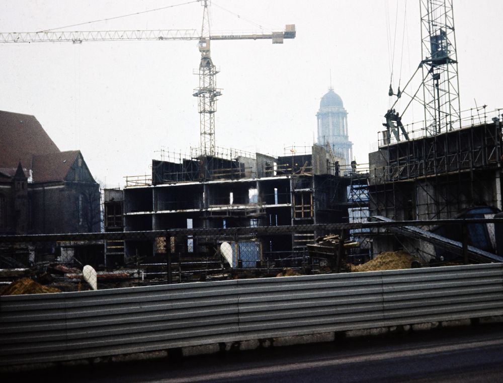 Berlin: Construction site for the new construction and reconstruction of the historic Nikolaiviertel on Rathausstrasse in the Mitte district of Berlin East Berlin in the area of the former GDR, German Democratic Republic