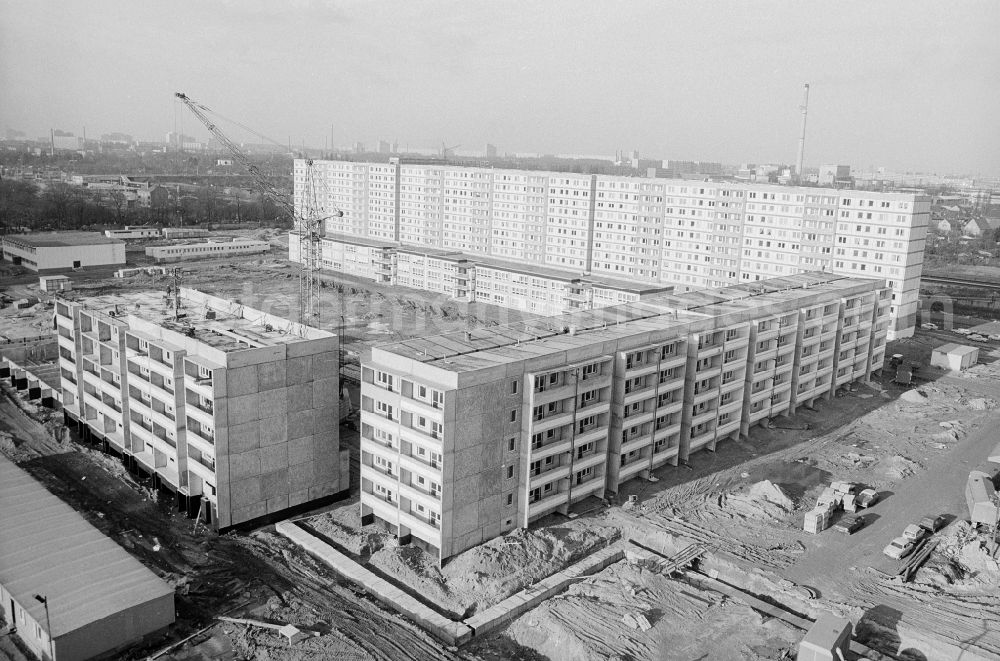 Berlin: Building site to the new building of the prefabricated building of residential area Gensinger street in the district Lichtenberg in Berlin, the former capital of the GDR, German democratic republic