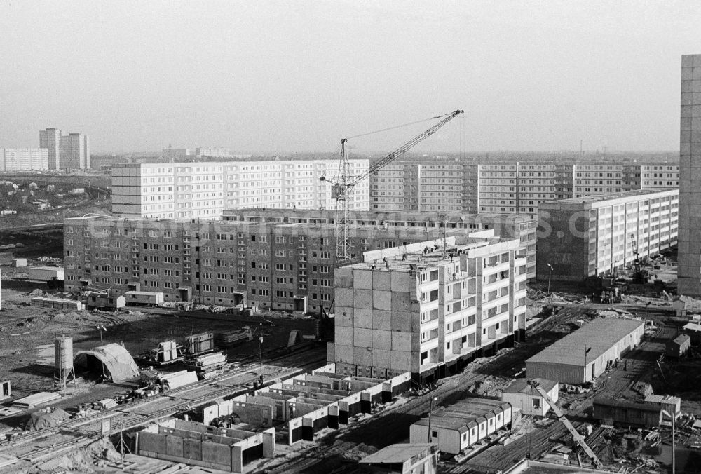 GDR picture archive: Berlin - Building site to the new building of the prefabricated building of residential area Gensinger street in the district Lichtenberg in Berlin, the former capital of the GDR, German democratic republic