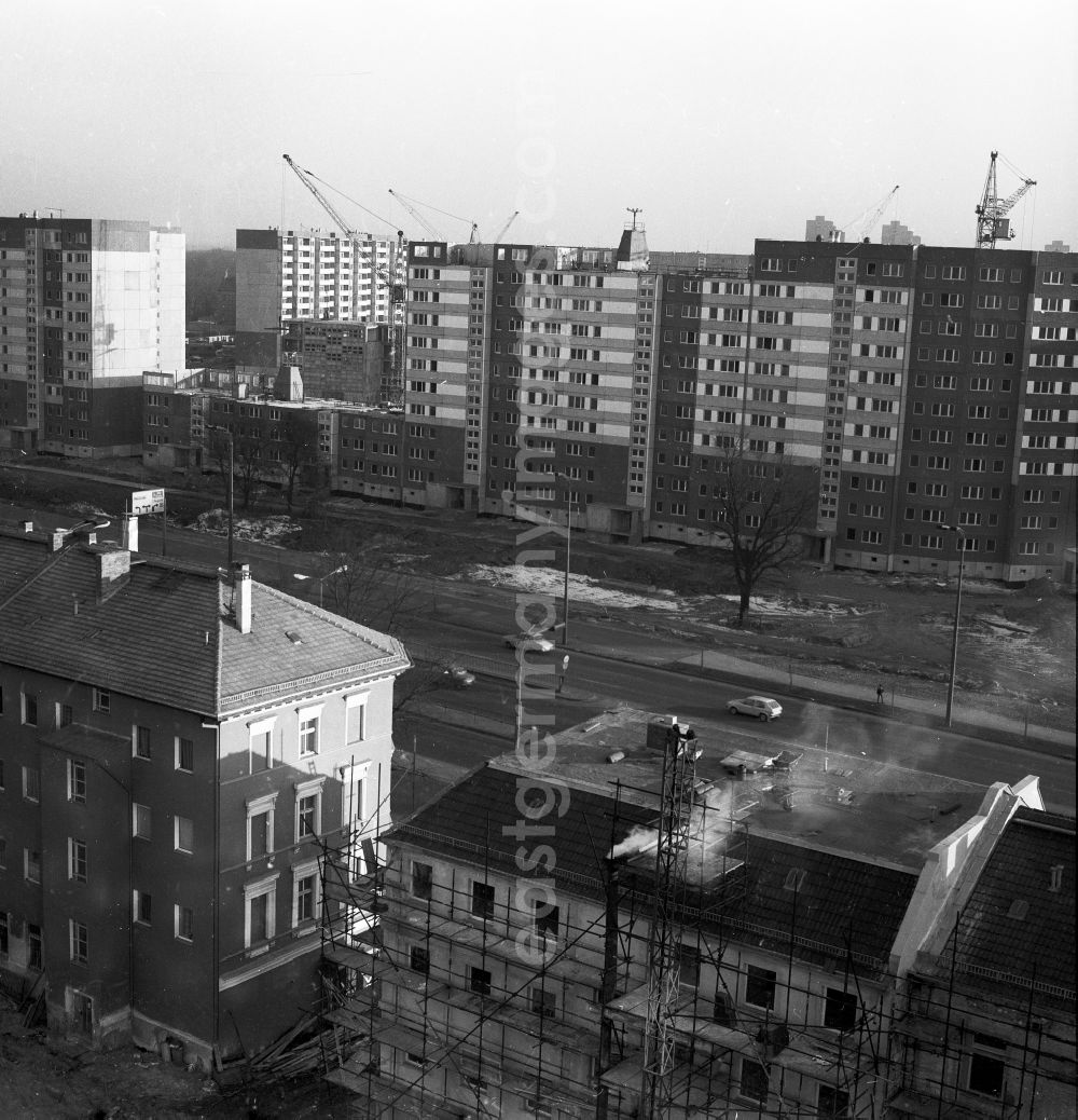 GDR image archive: Berlin - Building site to the new building of a prefabricated building settlement / residential area in the street of the freeing, today Old to Friedrich's field, B1 / B5 in Berlin, the former capital of the GDR, German democratic republic