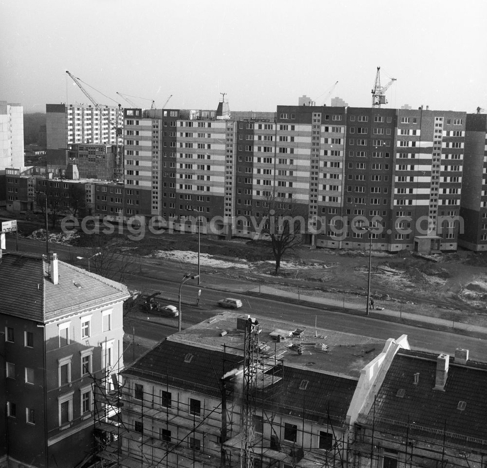 GDR photo archive: Berlin - Building site to the new building of a prefabricated building settlement / residential area in the street of the freeing, today Old to Friedrich's field, B1 / B5 in Berlin, the former capital of the GDR, German democratic republic