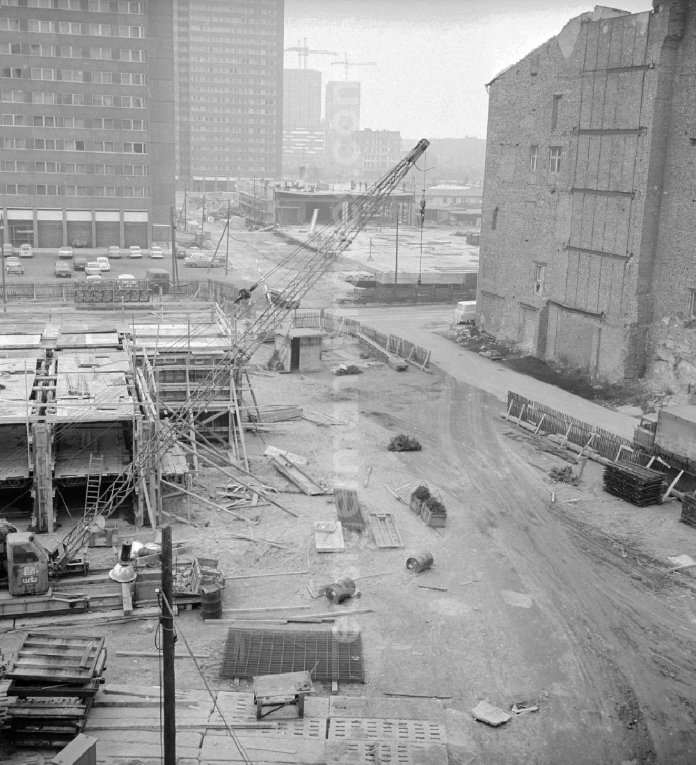 Berlin: Building site to the new building of flats in the Fischerkitz in Berlin, the former capital of the GDR, German Democratic Republic