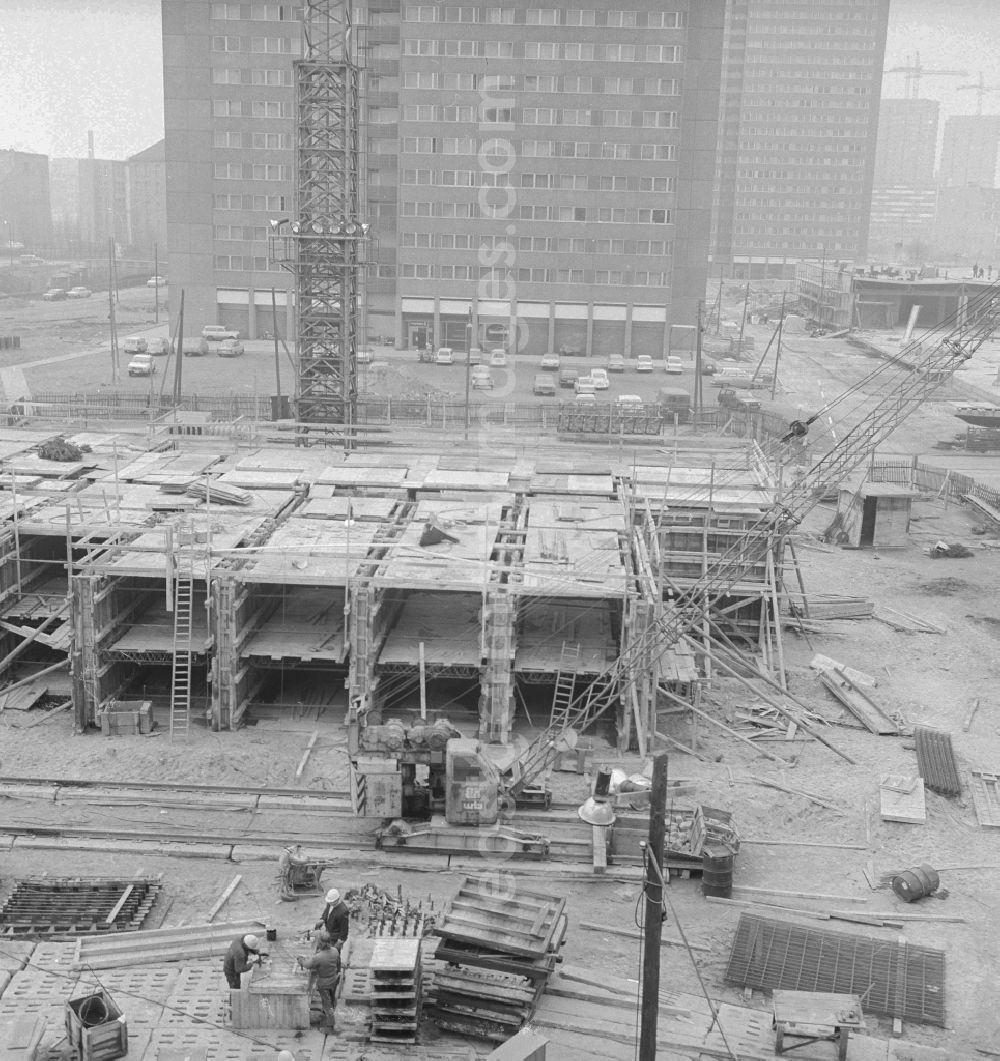 GDR photo archive: Berlin - Building site to the new building of flats in the Fischerkitz in Berlin, the former capital of the GDR, German Democratic Republic