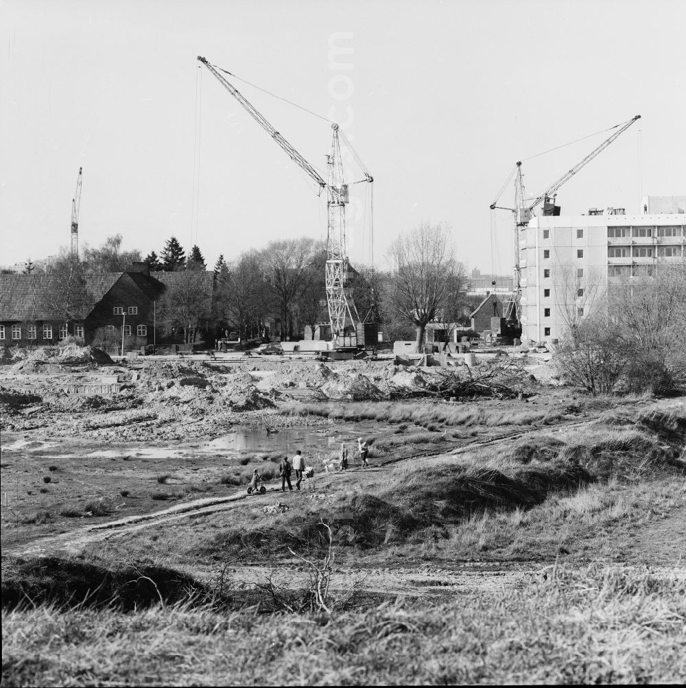 GDR photo archive: Rostock - Construction site for new apartments in the district of Luetten-Klein in Rostock in the federal state of Mecklenburg-Western Pomerania on the territory of the former GDR, German Democratic Republic