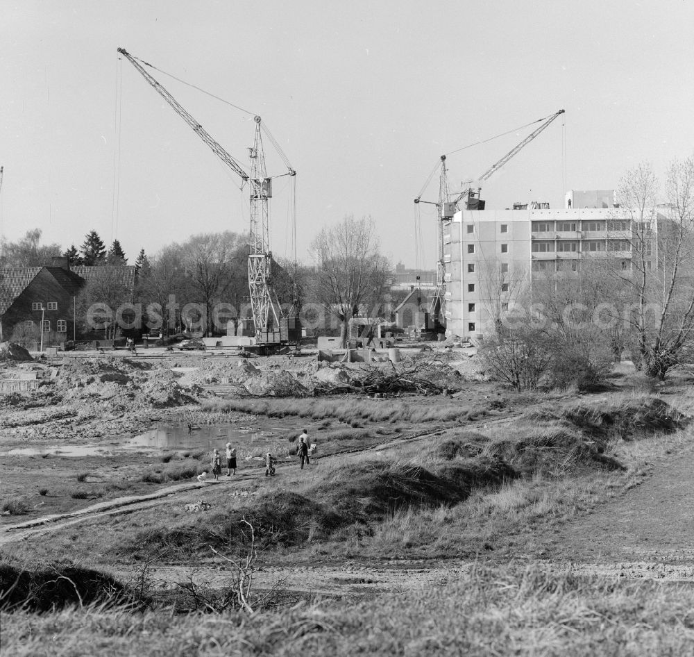 GDR picture archive: Rostock - Construction site for new apartments in the district of Luetten-Klein in Rostock in the federal state of Mecklenburg-Western Pomerania on the territory of the former GDR, German Democratic Republic