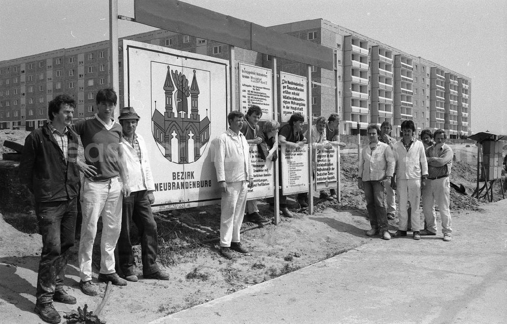 Berlin: Construction site for the new construction of apartments by the youth brigade Timm on the street Teterower Ring in the district of Marzahn in Berlin East Berlin on the territory of the former GDR, German Democratic Republic