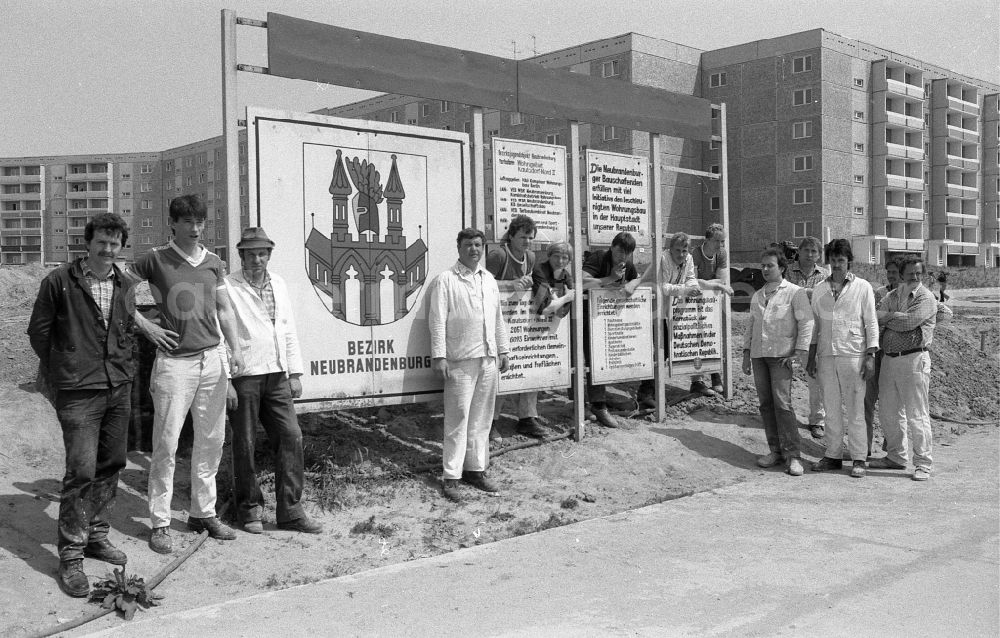 GDR picture archive: Berlin - Construction site for the new construction of apartments by the youth brigade Timm on the street Teterower Ring in the district of Marzahn in Berlin East Berlin on the territory of the former GDR, German Democratic Republic