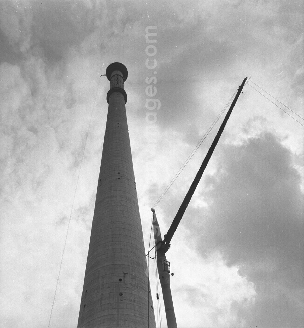 Berlin Mitte: Construction site for the construction of the Berlin TV Tower in the city center of East Berlin - Mitte in the GDR - German Demokrtatische Republic