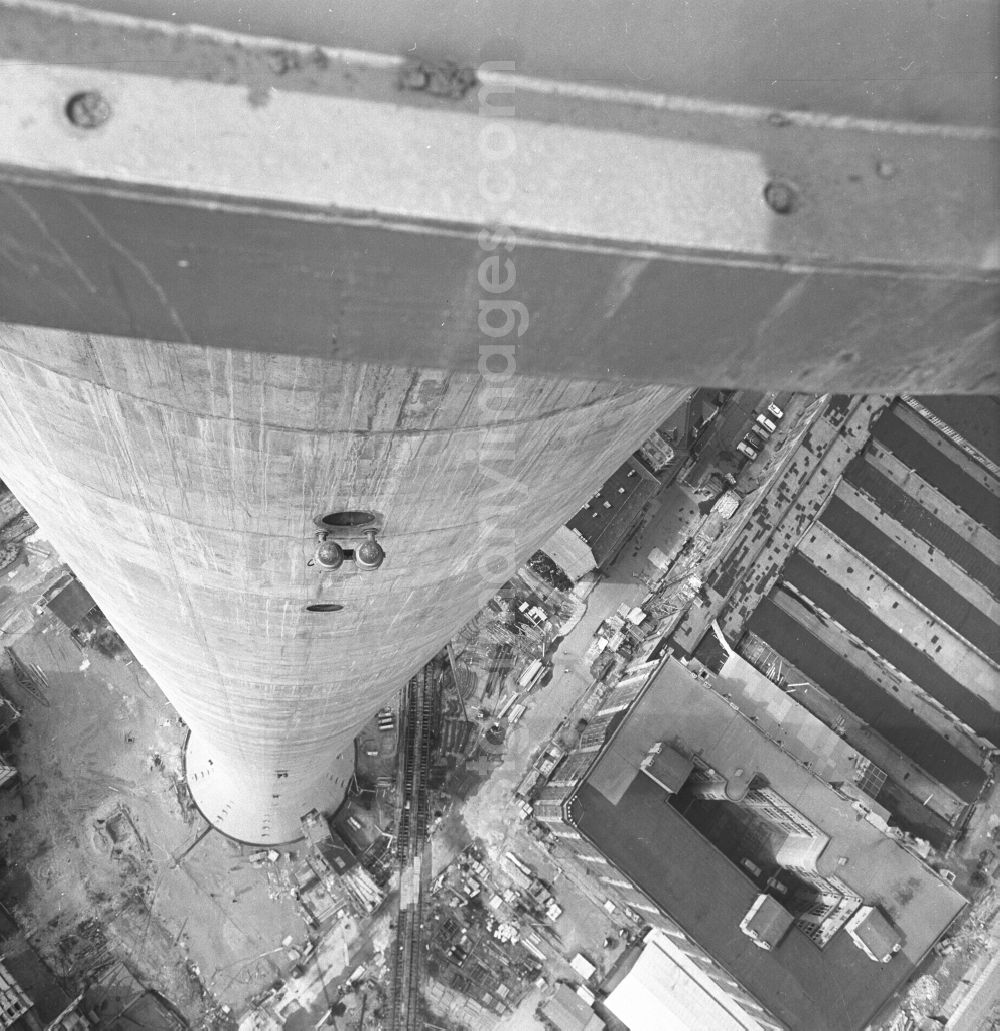 GDR picture archive: Berlin Mitte - Construction site for the construction of the Berlin TV Tower in the city center of East Berlin - Mitte in the GDR - German Demokrtatische Republic