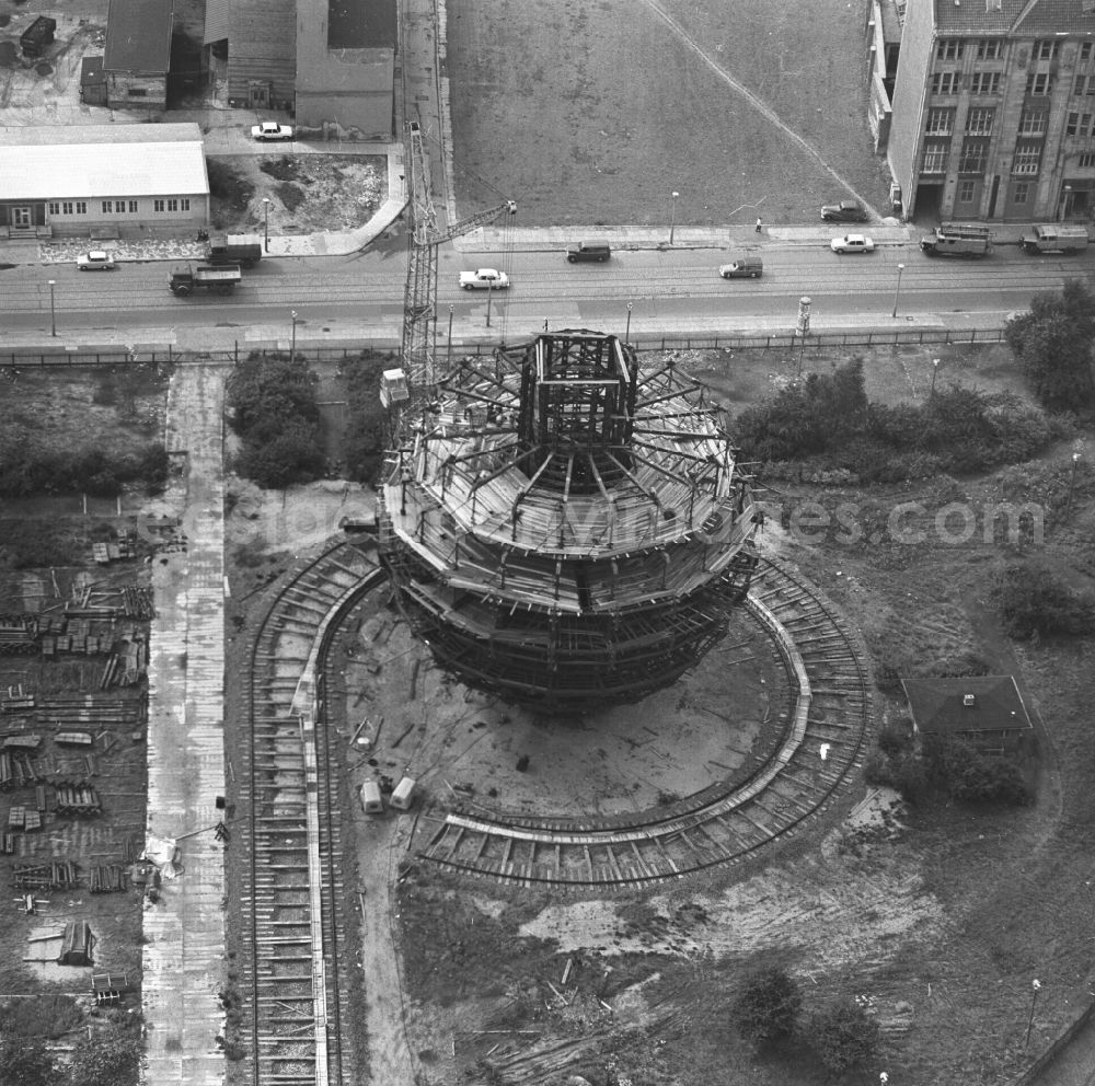 Berlin Mitte: Construction site for the construction of the Berlin TV Tower in the city center of East Berlin - Mitte in the GDR - German Demokrtatische Republic