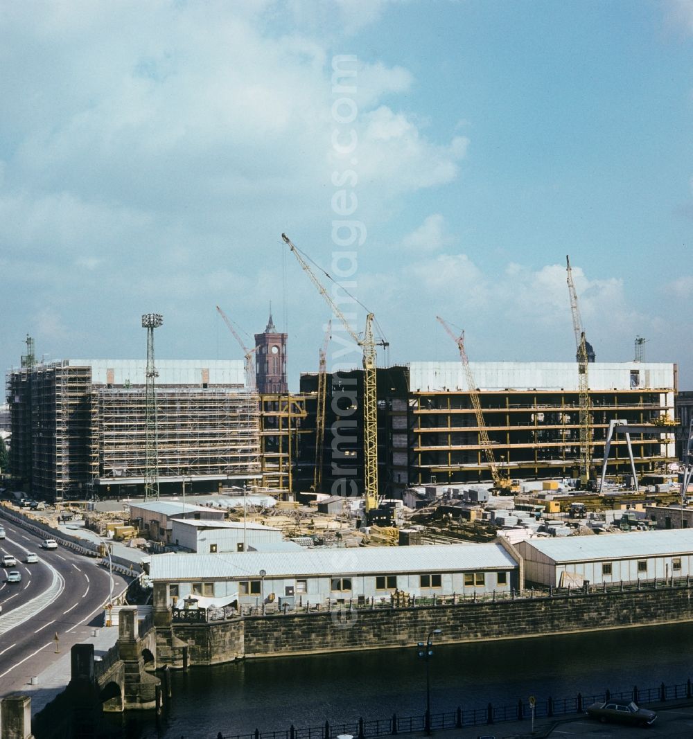 GDR picture archive: Berlin - Construction - scaffolding construction of the new multi-purpose building Palast der Republik (PdR) in Berlin, the former capital of the GDR, German Democratic Republic