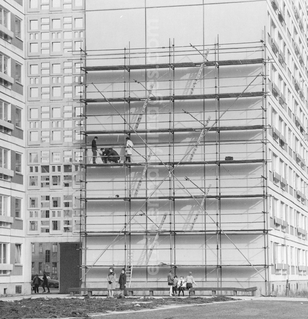 GDR picture archive: Berlin - Construction - scaffolding on a residential building on Leipziger Strasse in Berlin