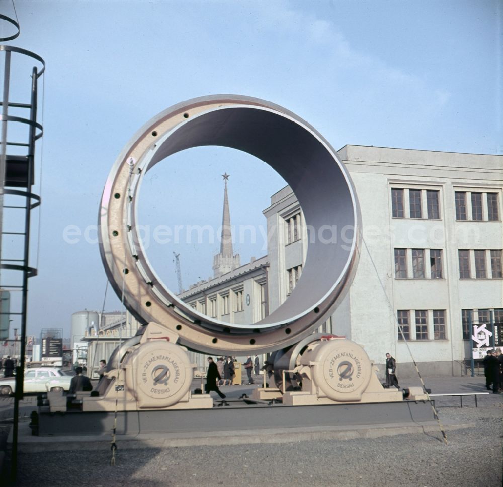 GDR image archive: Leipzig - Component of a cement mixing arrangement of the cement arrangement construction VEB Dessau on the area of the Leipzig fair in Leipzig in the federal state Saxony in the area of the former GDR, German democratic republic. In the background the Soviet Pavillion