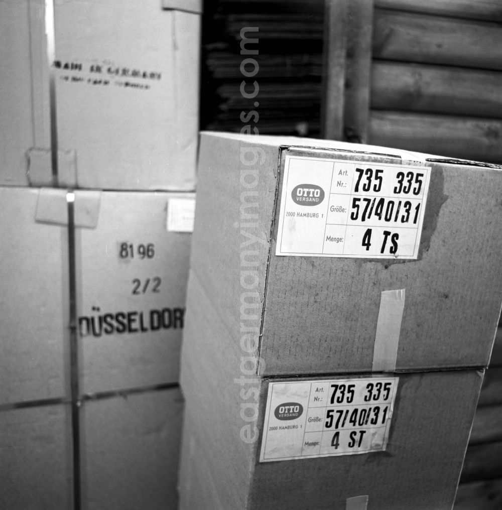GDR photo archive: Bautzen - Kisten mit Taschen des VEB Intermod Lederwarenfabrik Bautzen werden zum OTTO-Versand nach Hamburg geliefert. Die Geschichte des Unternehmens geht auf die im 19. Jahrhundert gegründete und 1946 enteignete Firma E. G. Leuner GmbH Bautzen zurück. In den 8