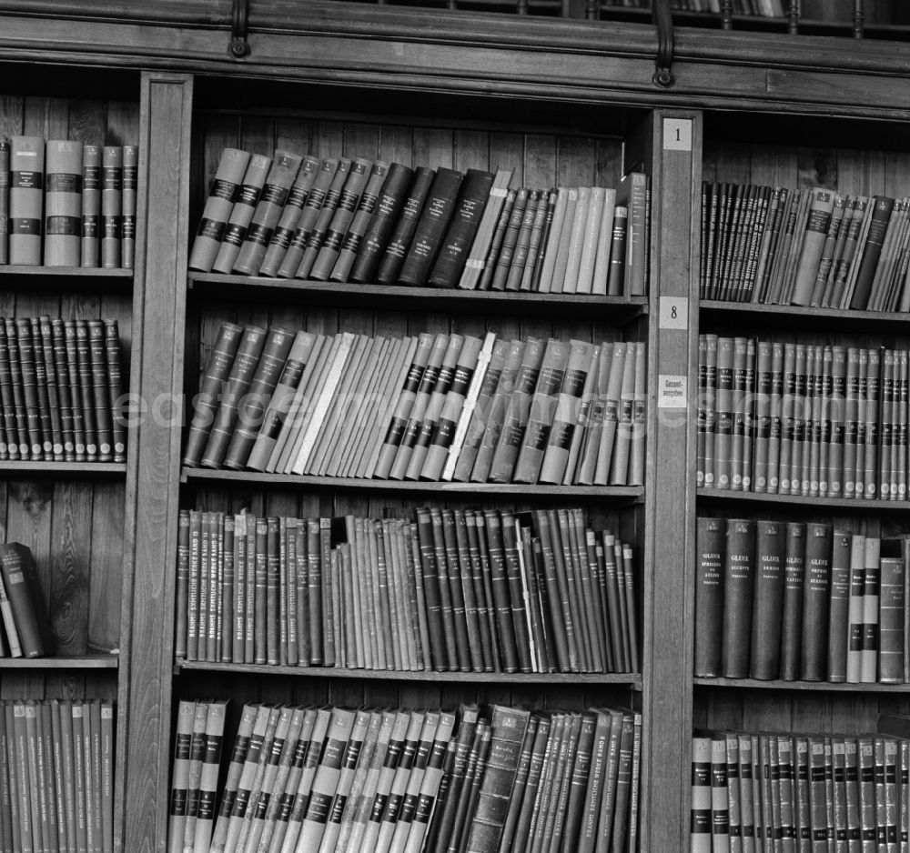 GDR photo archive: Berlin - Mitte - A wooden bookcase with total expenditure of various literary works in the German State Library in Berlin - Mitte. The German State Library was the central academic library of the German Democratic Republic and acted together with the German Library in Leipzig as the National Library