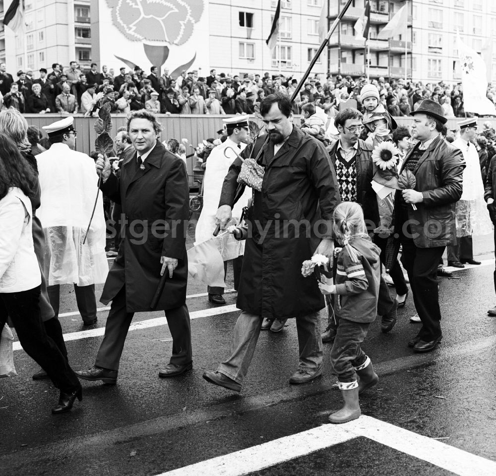 GDR photo archive: Berlin - Enthusiastic GDR citizens with children and family passing by the VIP tribune on 1 May in Berlin, the former capital of the GDR, German Democratic Republic