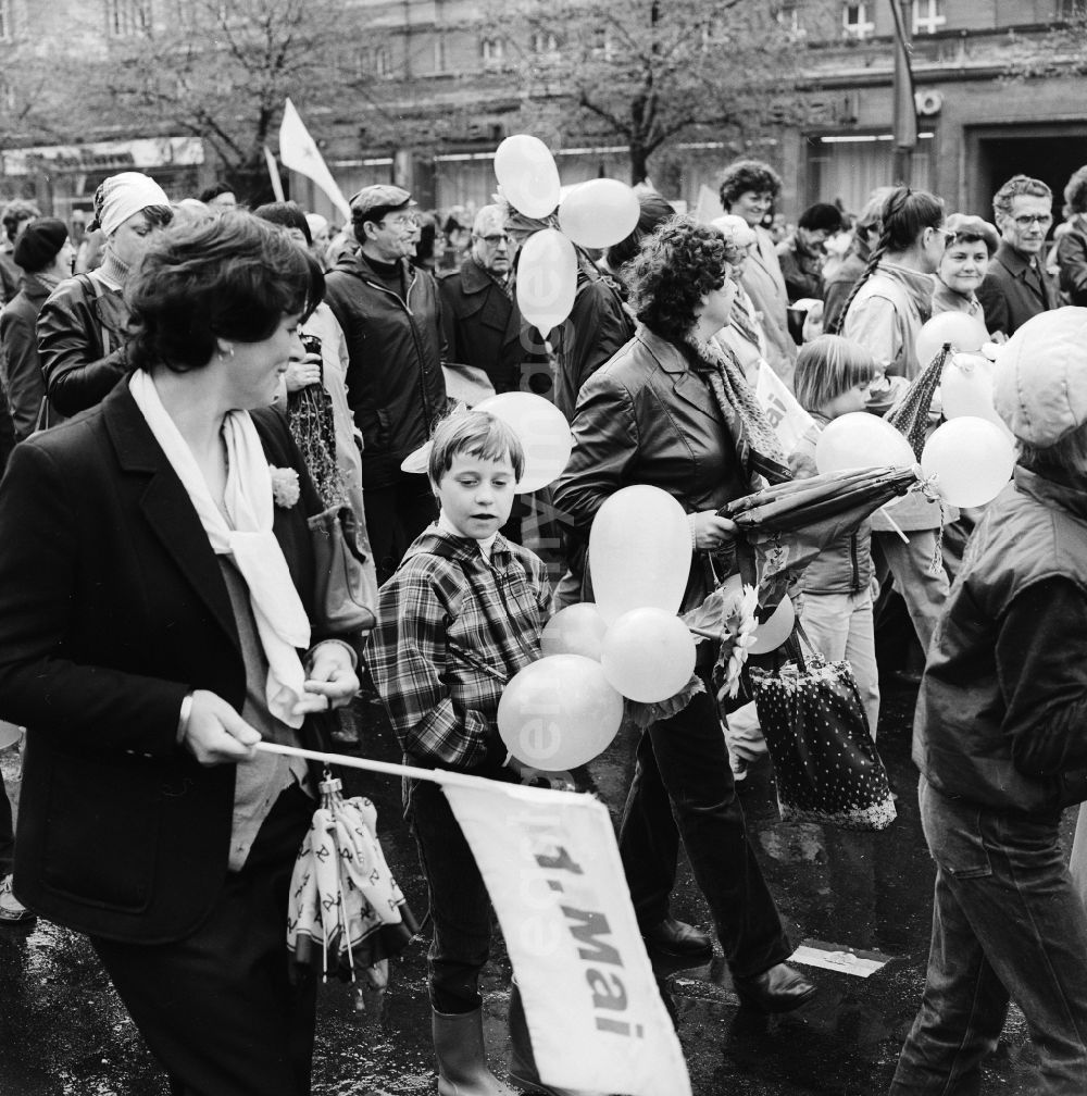 GDR photo archive: Berlin - Enthusiastic GDR citizens with children and family passing by the VIP tribune on 1 May in Berlin, the former capital of the GDR, German Democratic Republic