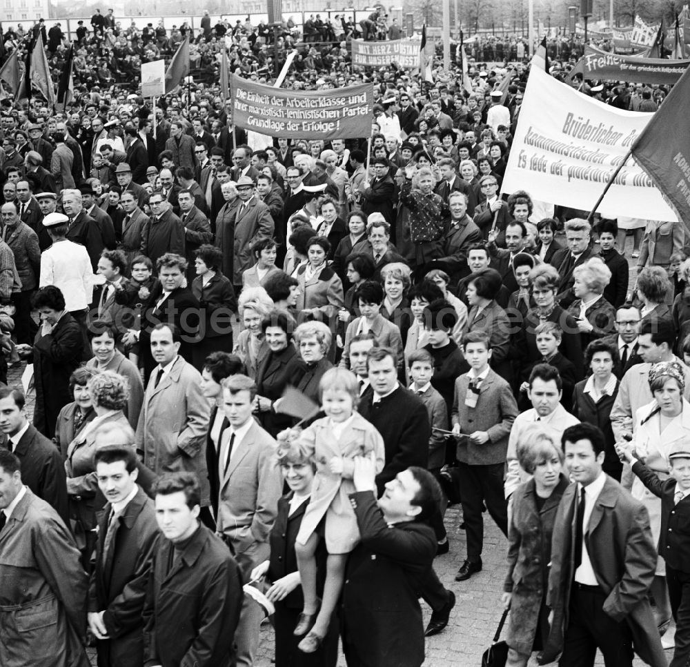 GDR image archive: Berlin Mitte - Enthusiastic GDR citizens with children and family while parading on the rostrum as the anniversary of the first On May Schlossplatz in Berlin - Mitte