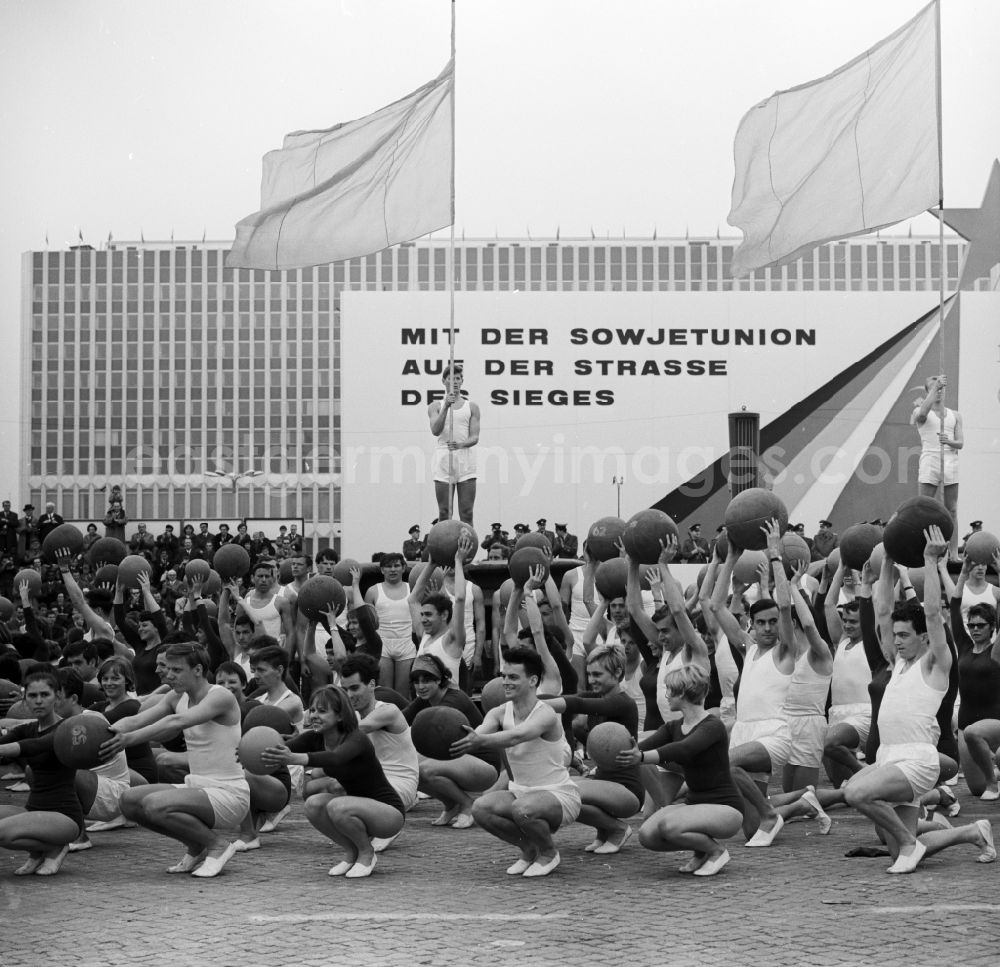 Berlin Mitte: Enthusiastic young athletes with performance demonstrations and demonstrations as the anniversary of the first On May Schlossplatz in Berlin - Mitte