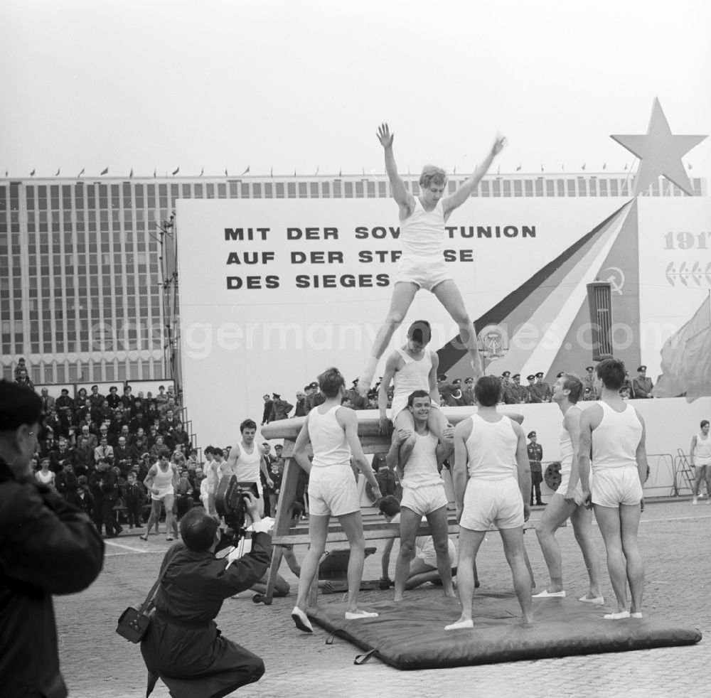 GDR image archive: Berlin Mitte - Enthusiastic young athletes with performance demonstrations and demonstrations as the anniversary of the first On May Schlossplatz in Berlin - Mitte