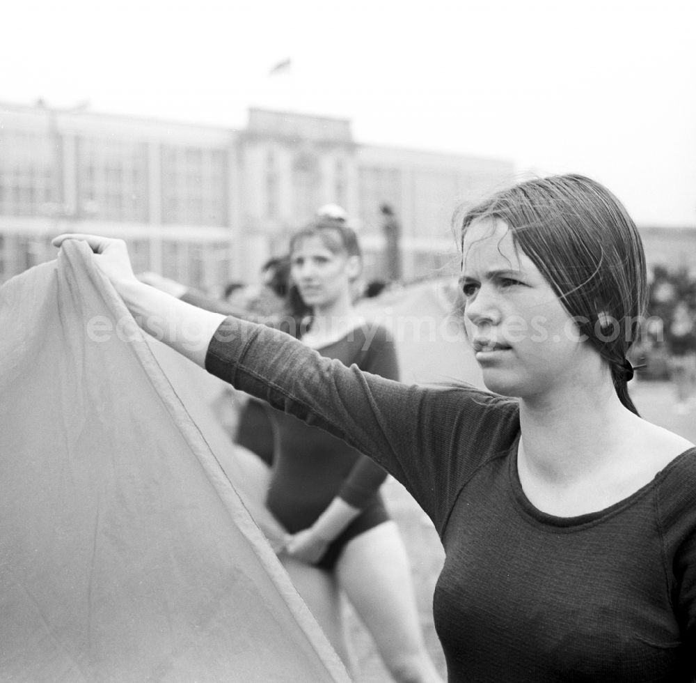 GDR photo archive: Berlin Mitte - Enthusiastic young athletes with performance demonstrations and demonstrations as the anniversary of the first On May Schlossplatz in Berlin - Mitte