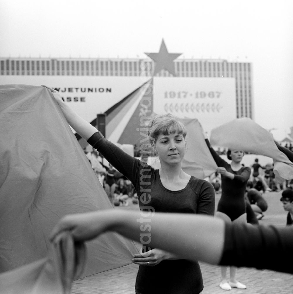 GDR picture archive: Berlin Mitte - Enthusiastic young athletes with performance demonstrations and demonstrations as the anniversary of the first On May Schlossplatz in Berlin - Mitte