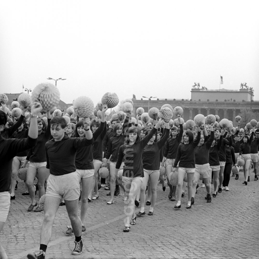 Berlin Mitte: Enthusiastic young athletes with performance demonstrations and demonstrations as the anniversary of the first On May Schlossplatz in Berlin - Mitte