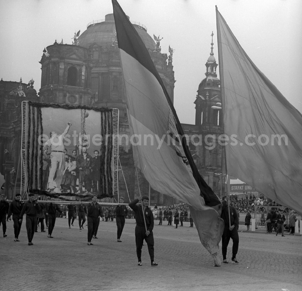 GDR image archive: Berlin Mitte - Enthusiastic members of the SC Dynamo Berlin with flags, banners and slogans while parading at the VIP stand to fight and holiday of the 1st On May Schlossplatz in Berlin - Mitte