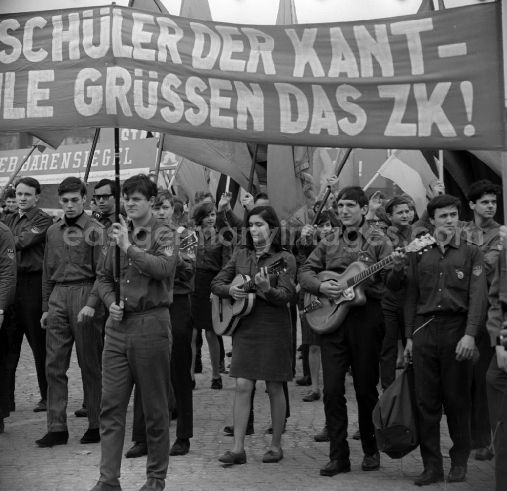 GDR photo archive: Berlin Mitte - Enthusiastic students of Immanuel - Kant - EOS with flags, guitars, banners and slogans at the parading of the rostrum to the fight and the holiday of 1 On May Schlossplatz in Berlin - Mitte