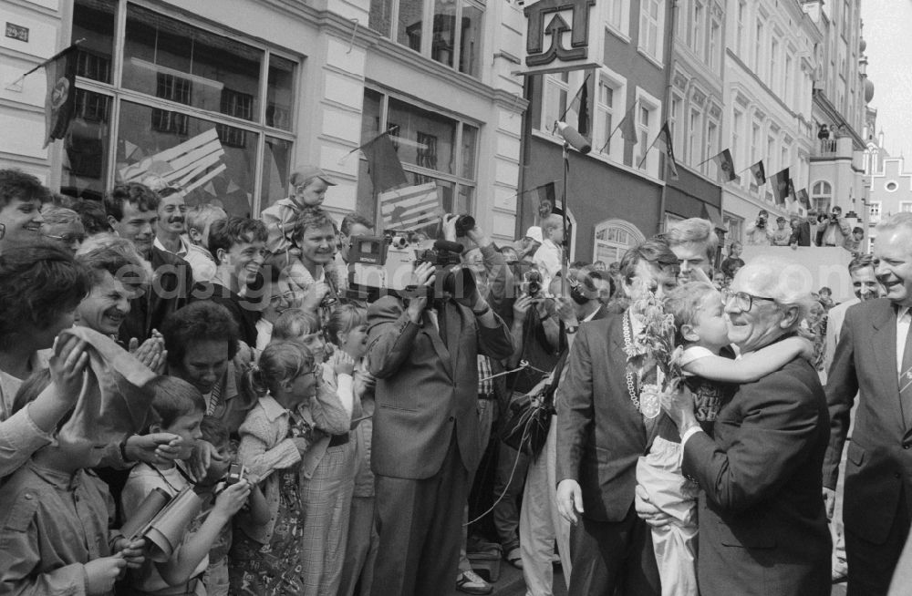 GDR image archive: Greifswald - Welcome Erich Honecker by the population, he came at the invitation of Bishop Horst Gienke to Domeinweihung to Greifswald in Mecklenburg-Western Pomerania in the field of the former GDR, German Democratic Republic