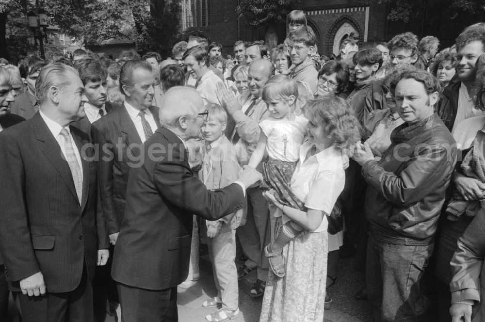 GDR photo archive: Greifswald - Welcome Erich Honecker by the population, he came at the invitation of Bishop Horst Gienke to Domeinweihung to Greifswald in Mecklenburg-Western Pomerania in the field of the former GDR, German Democratic Republic