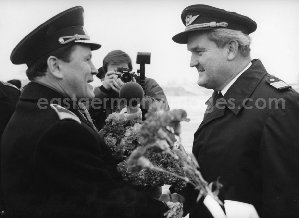 GDR image archive: Moskau - Welcoming the aircraft captain of INTERFLUG Prof. Dr.-Ing. Rolf Heinig in Moscow