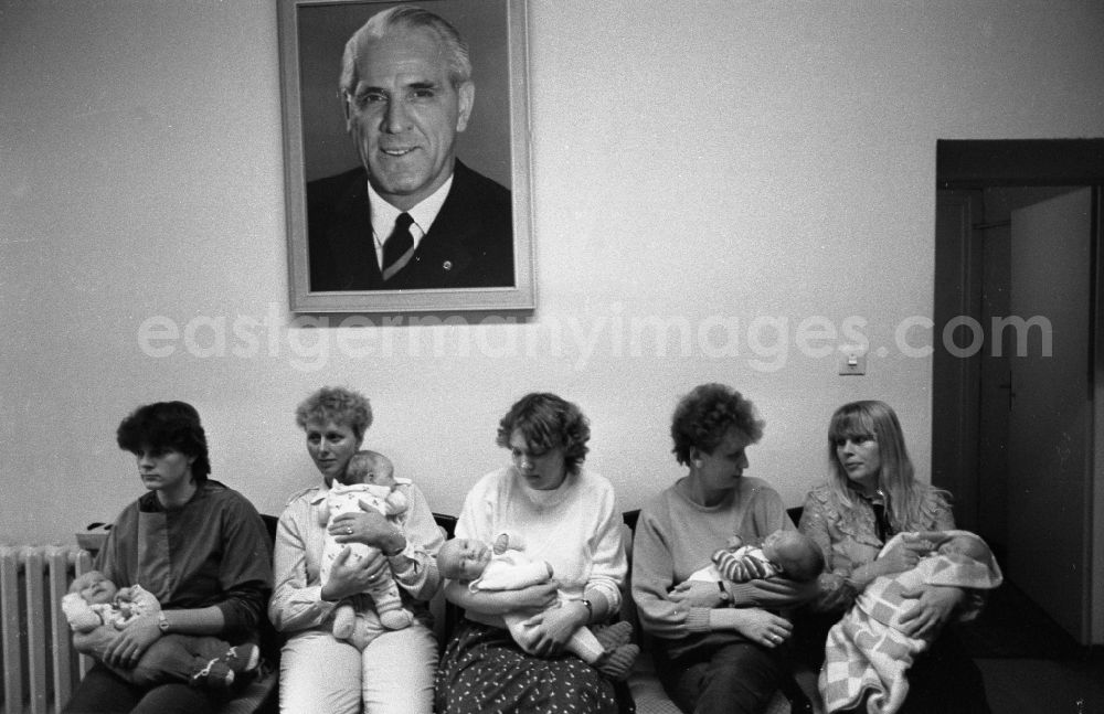GDR picture archive: Magdeburg - Newborn toddlers in infancy in Magdeburg in the state Saxony-Anhalt on the territory of the former GDR, German Democratic Republic Offspring baby newborn child toddler welcome greeting the youngest citizen by the Mayor of Magdeburg