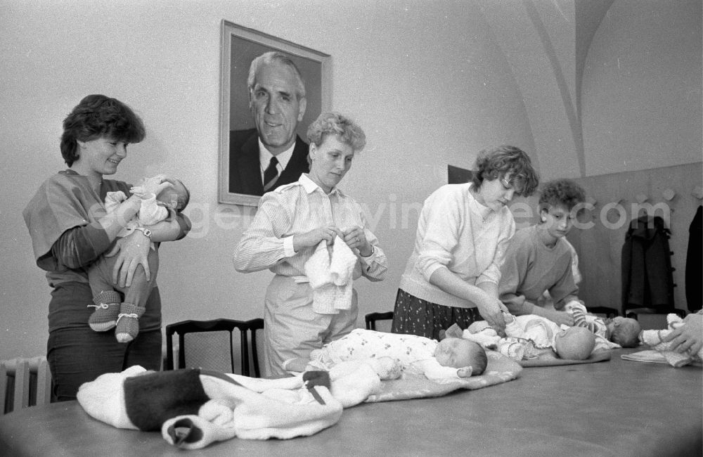 Magdeburg: Newborn toddlers in infancy in Magdeburg in the state Saxony-Anhalt on the territory of the former GDR, German Democratic Republic Offspring baby newborn child toddler welcome greeting the youngest citizen by the Mayor of Magdeburg