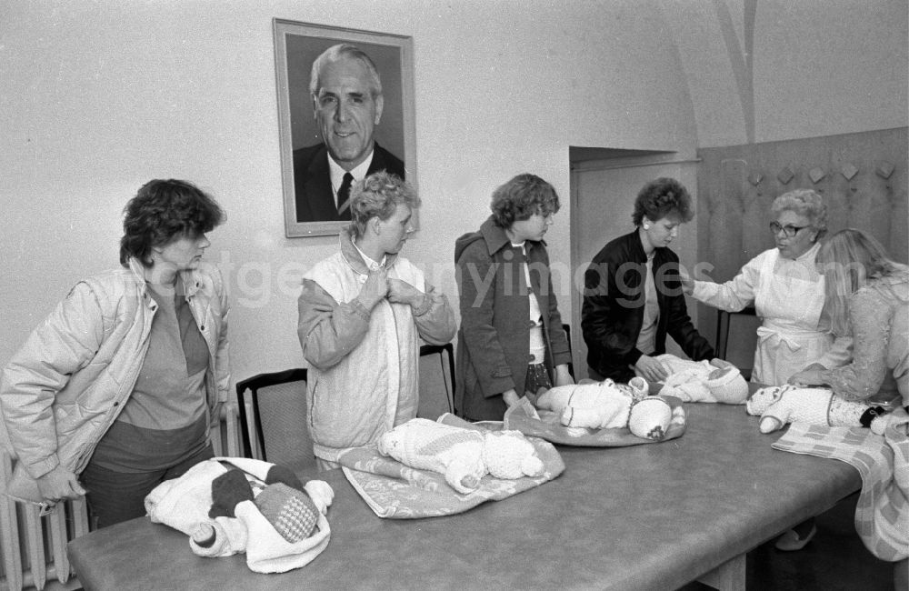 GDR image archive: Magdeburg - Newborn toddlers in infancy in Magdeburg in the state Saxony-Anhalt on the territory of the former GDR, German Democratic Republic Offspring baby newborn child toddler welcome greeting the youngest citizen by the Mayor of Magdeburg