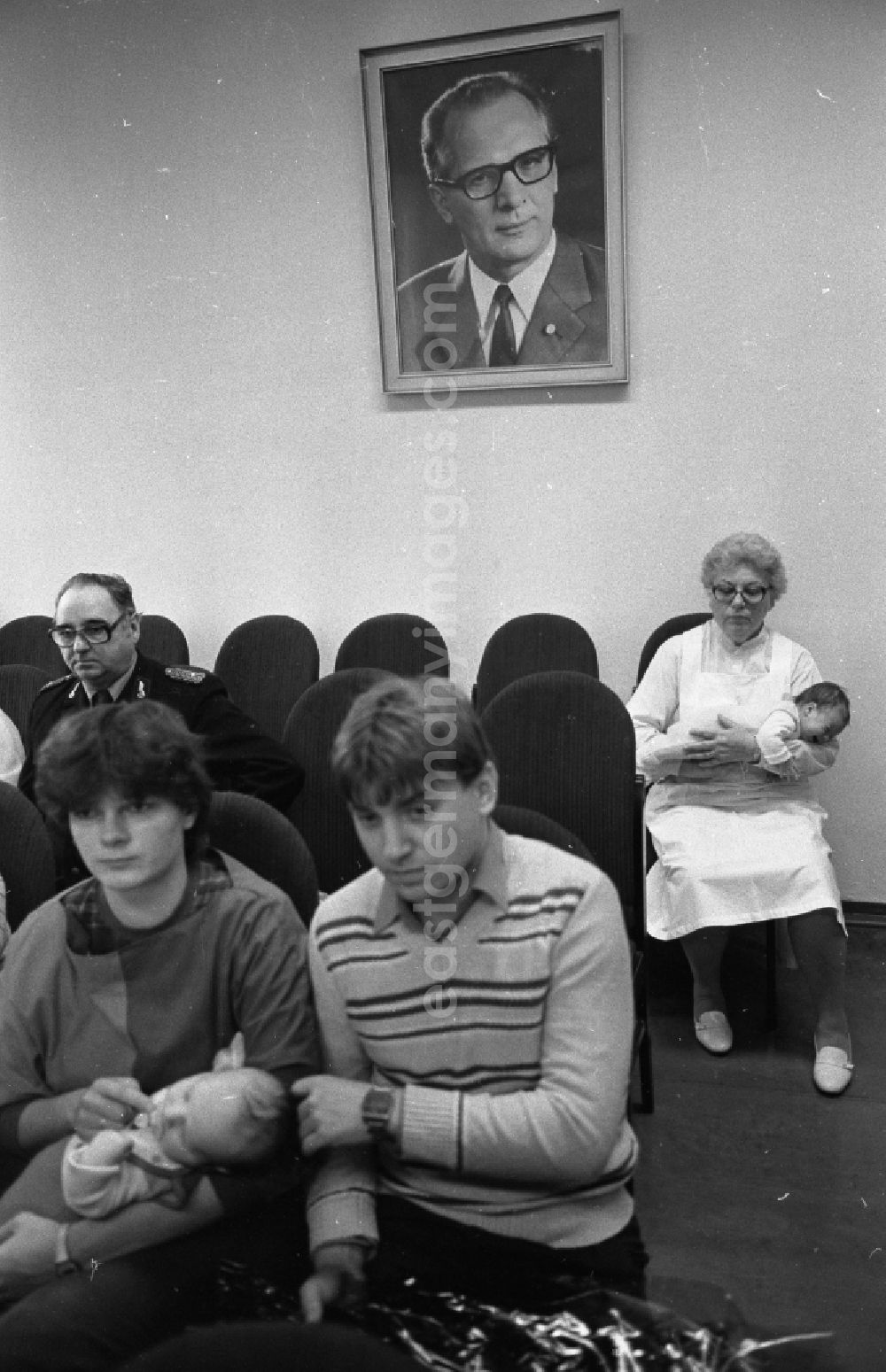 GDR photo archive: Magdeburg - Newborn toddlers in infancy in Magdeburg in the state Saxony-Anhalt on the territory of the former GDR, German Democratic Republic Offspring baby newborn child toddler welcome greeting the youngest citizen by the Mayor of Magdeburg