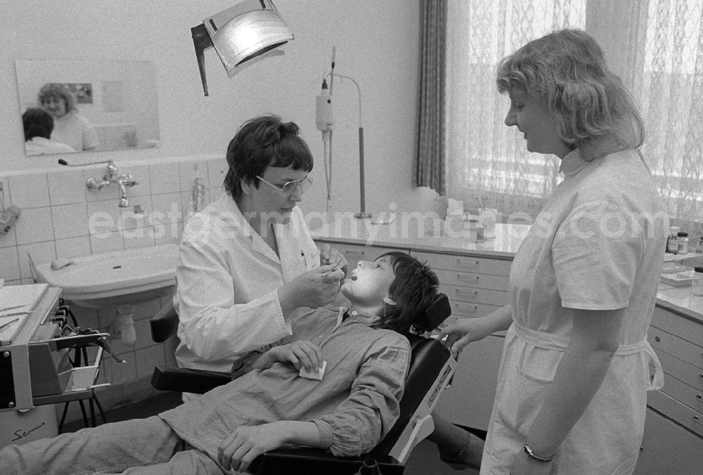 GDR photo archive: Berlin - Treatment with the dentist in a practise in Berlin, the former capital of the GDR, German democratic republic