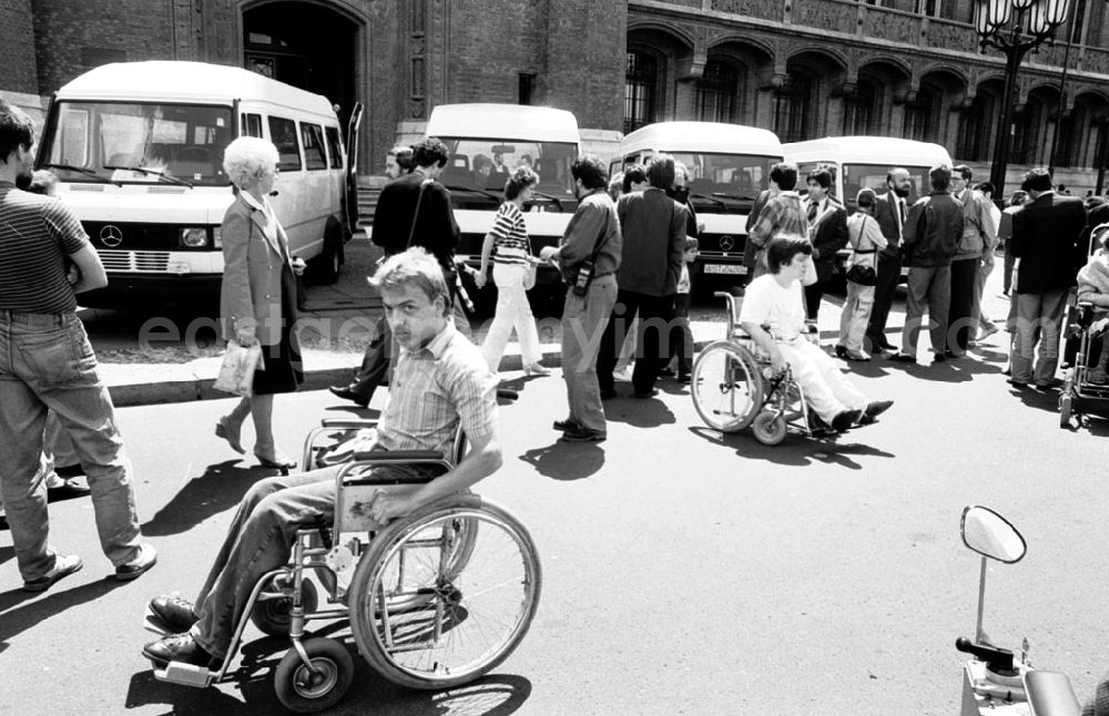 GDR photo archive: unbekannt - Behindertenfahrzeuge für den Magistrat 04.07.9