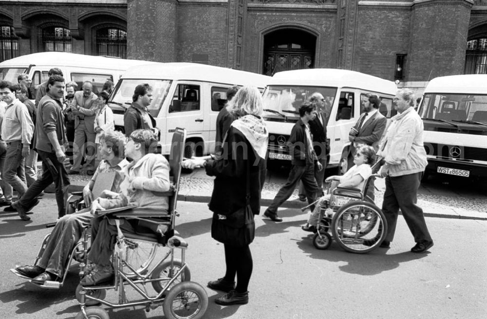 GDR picture archive: unbekannt - Behindertenfahrzeuge für den Magistrat 04.07.9