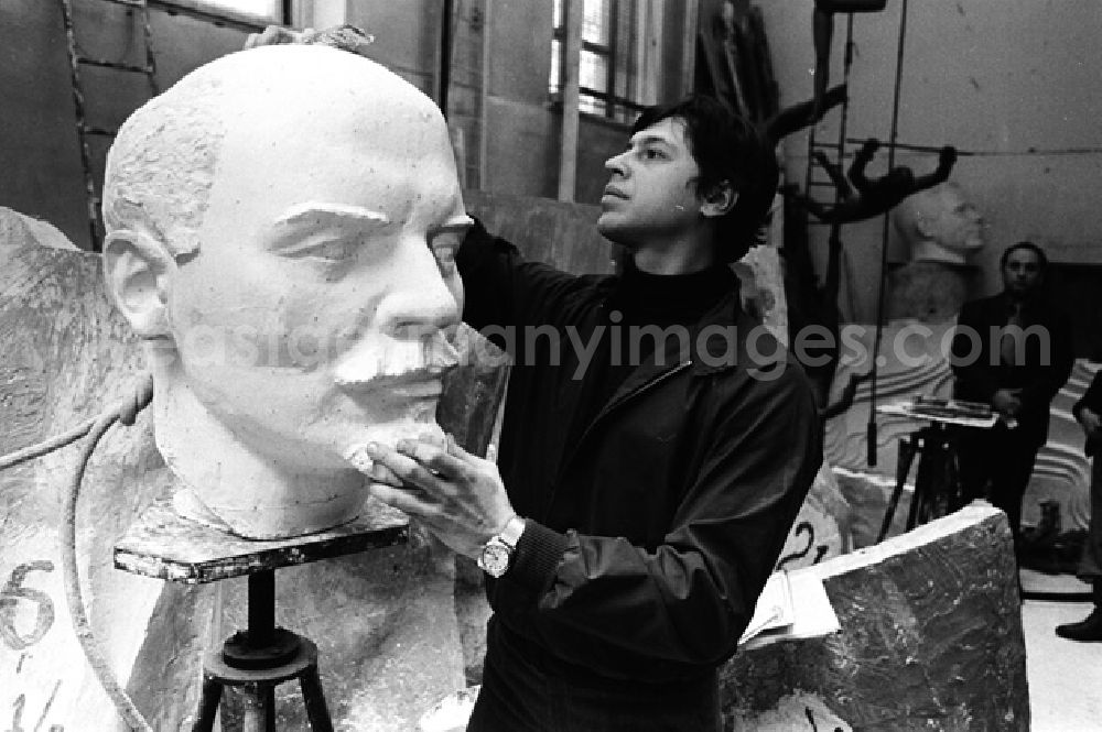 Moskau: Beim Bildhauer in Moskau. Büste für Lenin (