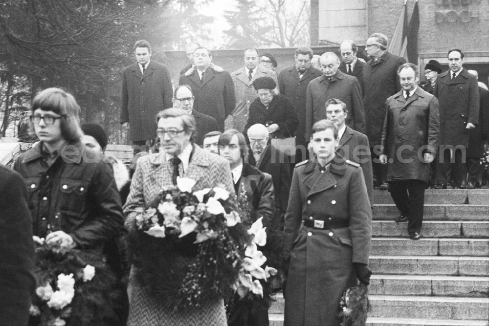 GDR picture archive: Berlin - Burial of Friedrich Wilhelm Fritz Selbmann (1899 - 1975), at the Central Cemetery Friedrichsfelde, also known as Socialists cemetery, in Berlin the former capital of the GDR, the German Democratic Republic. He was party official, minister and writer in the GDR