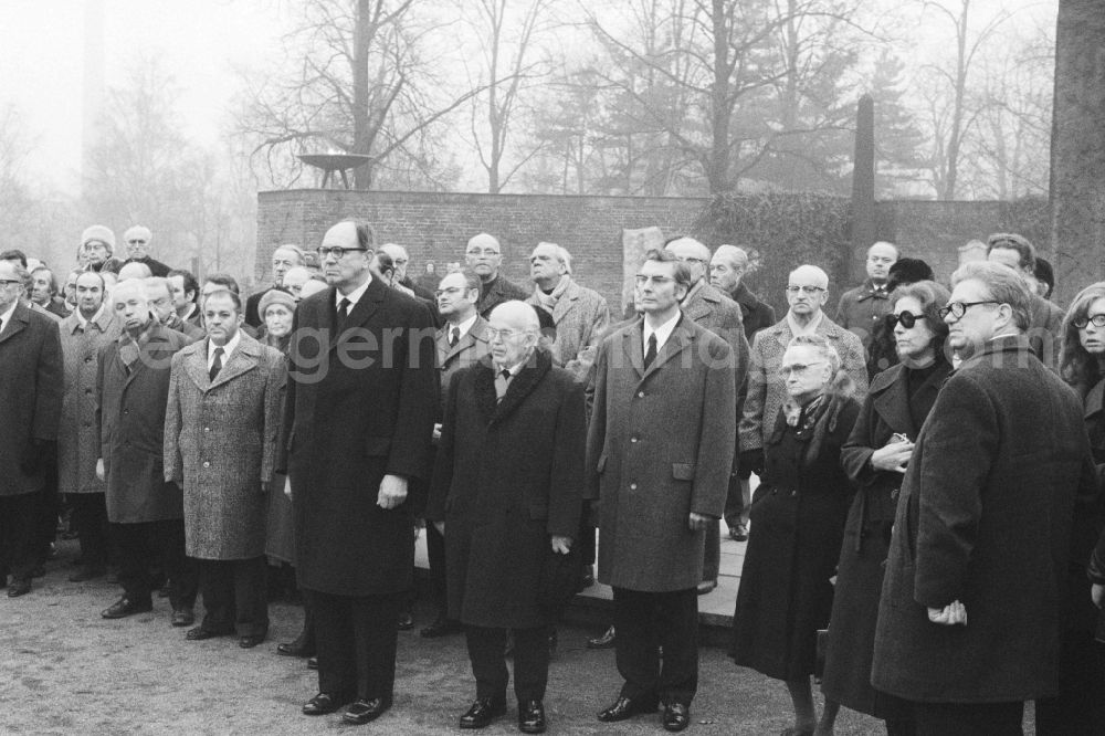 Berlin: Burial of Friedrich Wilhelm Fritz Selbmann (1899 - 1975), at the Central Cemetery Friedrichsfelde, also known as Socialists cemetery, in Berlin the former capital of the GDR, the German Democratic Republic. He was party official, minister and writer in the GDR