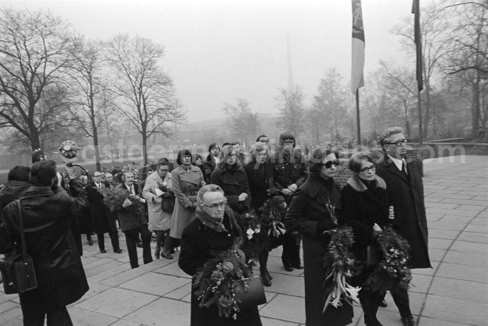 GDR image archive: Berlin - Burial of Friedrich Wilhelm Fritz Selbmann (1899 - 1975), at the Central Cemetery Friedrichsfelde, also known as Socialists cemetery, in Berlin the former capital of the GDR, the German Democratic Republic. He was party official, minister and writer in the GDR