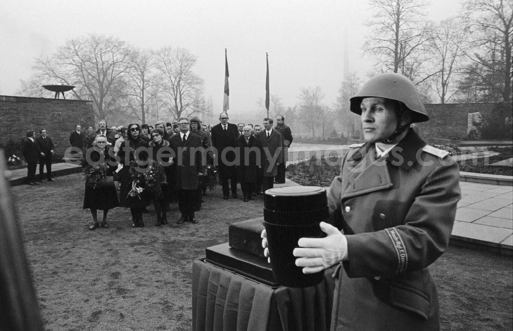 GDR photo archive: Berlin - Burial of Friedrich Wilhelm Fritz Selbmann (1899 - 1975), at the Central Cemetery Friedrichsfelde, also known as Socialists cemetery, in Berlin the former capital of the GDR, the German Democratic Republic. He was party official, minister and writer in the GDR