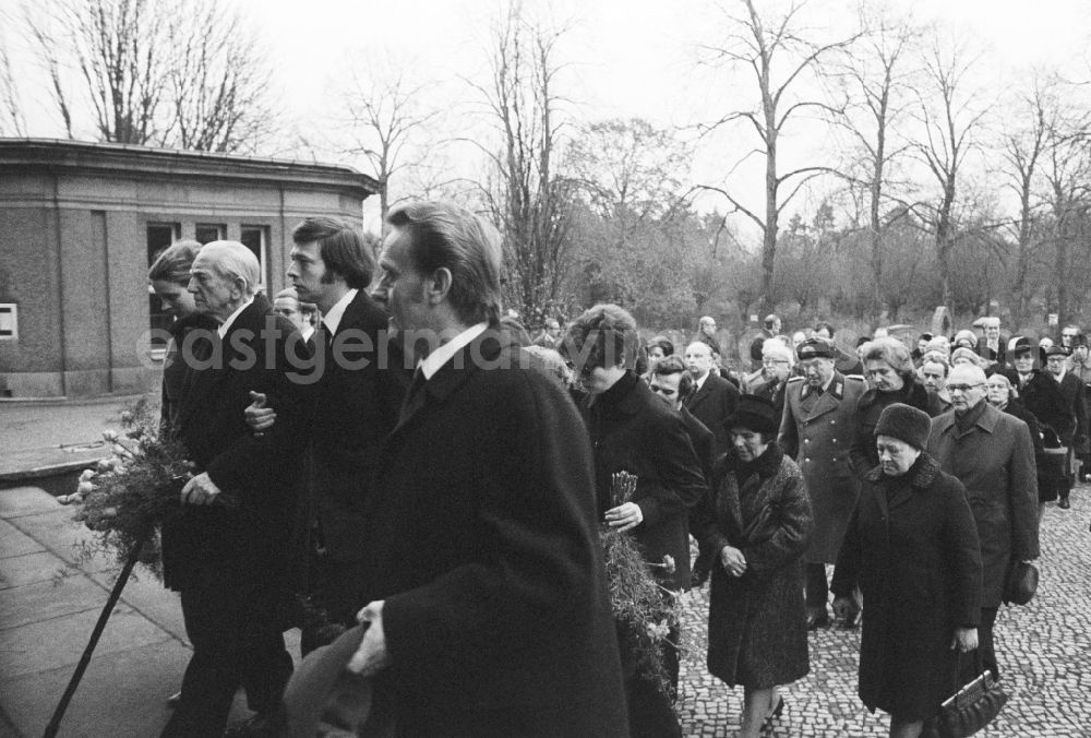 GDR photo archive: Berlin - Funeral Kaethe Dahlem (1899 - 1974), born Weber, at the Central Cemetery Friedrichsfelde in Berlin, the former capital of the GDR, the German Democratic Republic. The focus centered her husband Franz Dahlem (1892 - 1981)