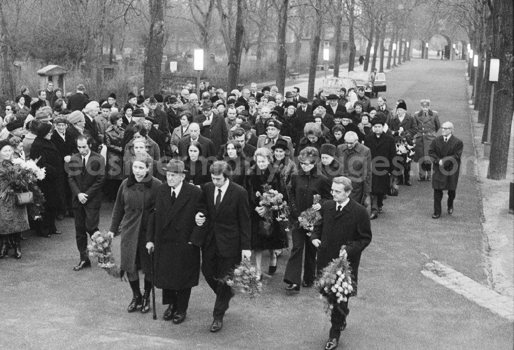 GDR picture archive: Berlin - Funeral Kaethe Dahlem (1899 - 1974), born Weber, at the Central Cemetery Friedrichsfelde in Berlin, the former capital of the GDR, the German Democratic Republic. The focus centered her husband Franz Dahlem (1892 - 1981)
