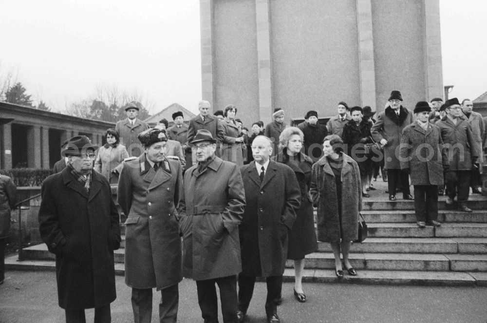 GDR image archive: Berlin - Funeral Kaethe Dahlem (1899 - 1974), born Weber, at the Central Cemetery Friedrichsfelde in Berlin, the former capital of the GDR, the German Democratic Republic. The focus centered her husband Franz Dahlem (1892 - 1981)
