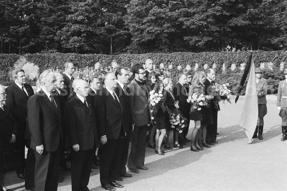 GDR photo archive: Berlin - Burial with military honors by Alfred Kurella (1895 - 1975) at the Central Cemetery Friedrichsfelde, also known as Socialists cemetery, in Berlin, the former capital of the GDR, the German Democratic Republic