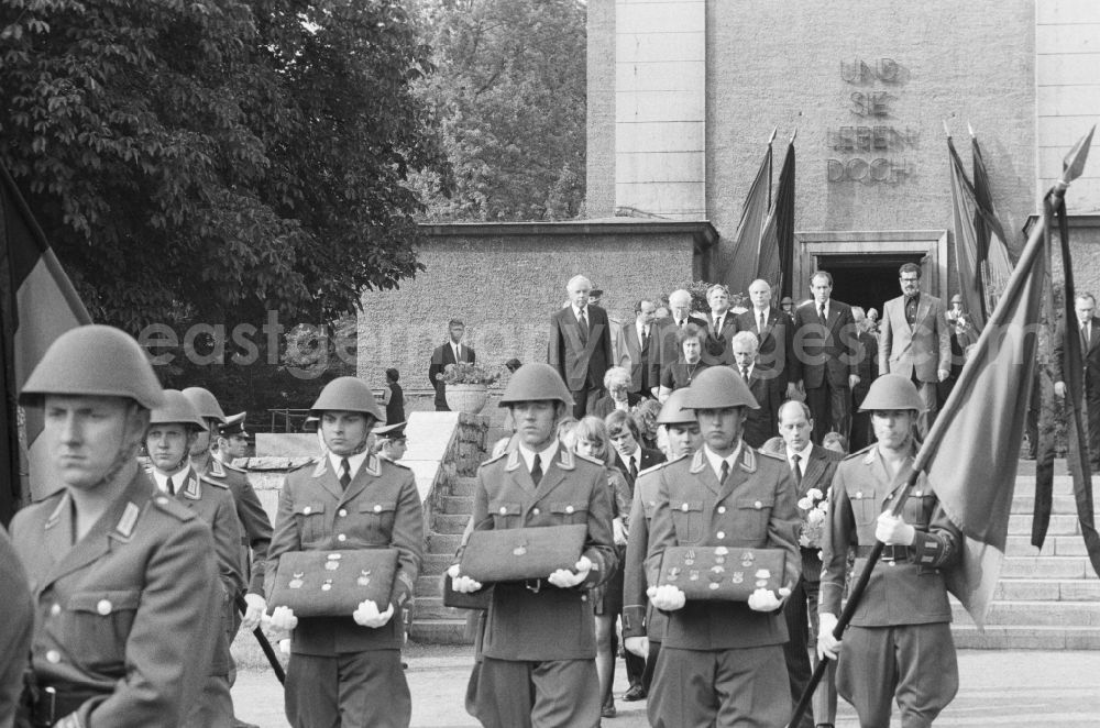 GDR picture archive: Berlin - Burial with military honors by Alfred Kurella (1895 - 1975) at the Central Cemetery Friedrichsfelde, also known as Socialists cemetery, in Berlin, the former capital of the GDR, the German Democratic Republic