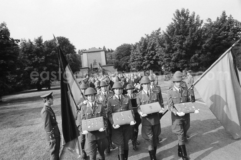 GDR photo archive: Berlin - Burial with military honors by Alfred Kurella (1895 - 1975) at the Central Cemetery Friedrichsfelde, also known as Socialists cemetery, in Berlin, the former capital of the GDR, the German Democratic Republic